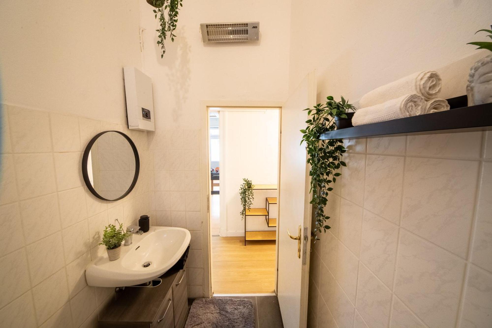 Massagesessel, King-Sized Bed, Billardtisch, 2 Couches Lejlighed Berlin Eksteriør billede