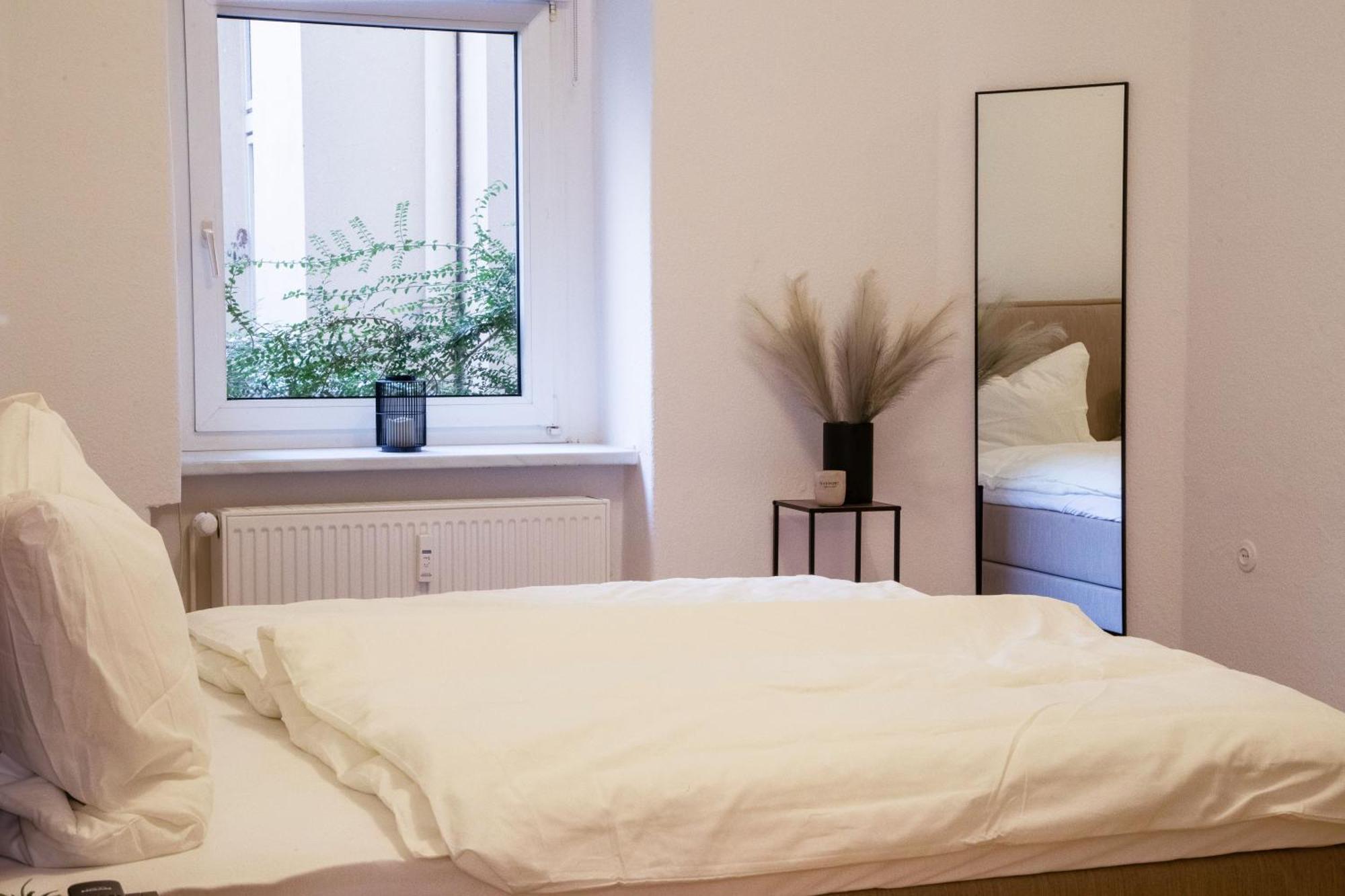 Massagesessel, King-Sized Bed, Billardtisch, 2 Couches Lejlighed Berlin Eksteriør billede