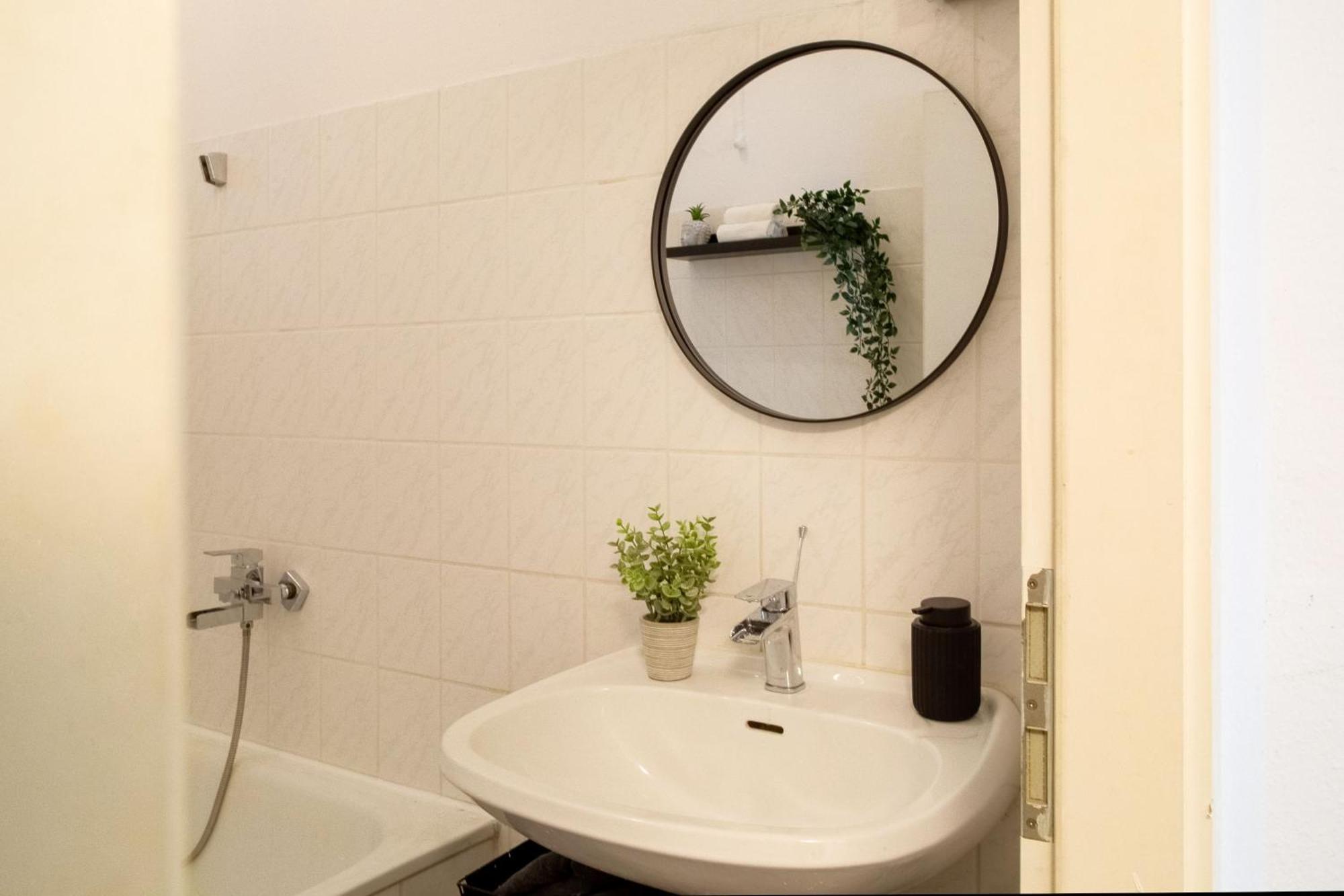 Massagesessel, King-Sized Bed, Billardtisch, 2 Couches Lejlighed Berlin Eksteriør billede