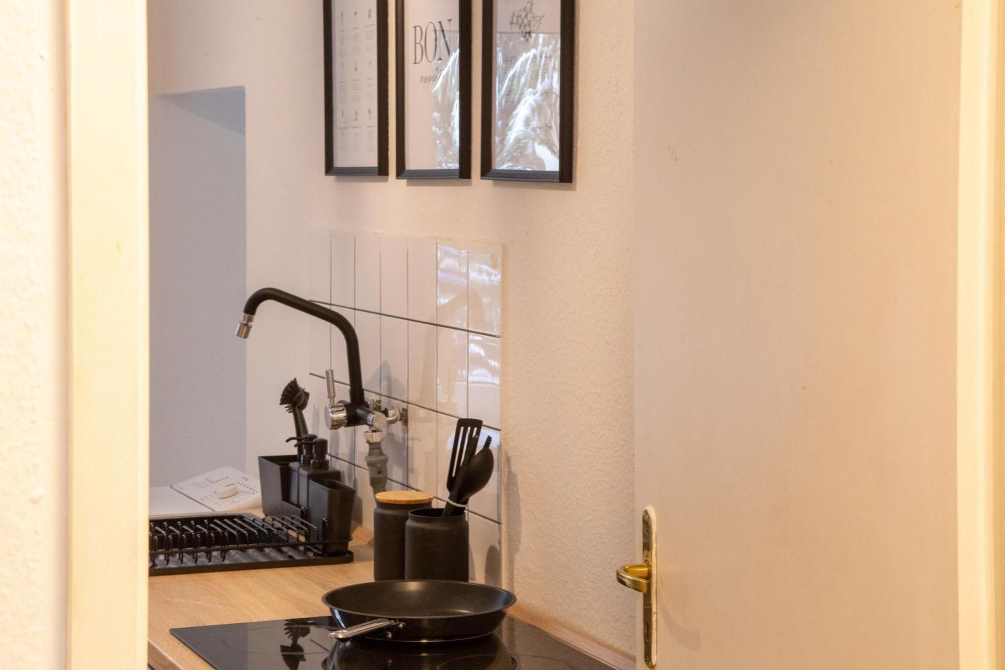 Massagesessel, King-Sized Bed, Billardtisch, 2 Couches Lejlighed Berlin Eksteriør billede